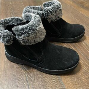 Khombu Women’s Black Suede Faux Fur Ankle Boots – Size 9M